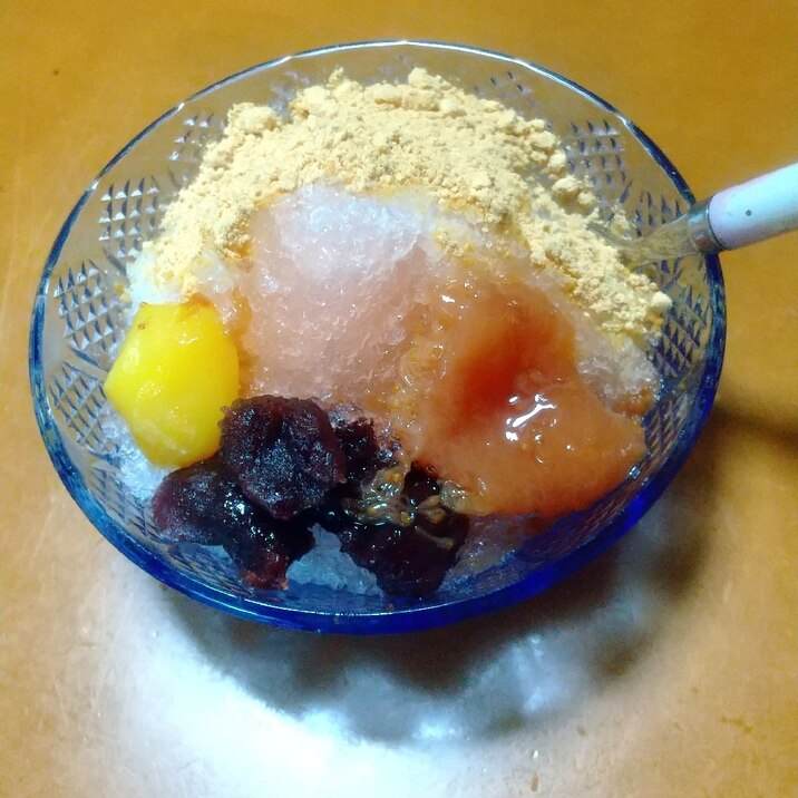 いちじくシロップ煮黄粉かき氷。栗甘露煮とあんこ添え